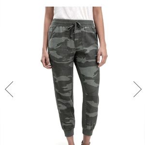 Splendid Lightweight jogger in grey camo